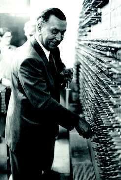 Computer pioneer Heinz Billing with his G3 calculation engine being decommissioned after 12 years of operation in 1972.