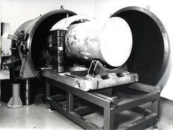 <p>Weighty experiment: The Billing group used a massive aluminium cylinder like this at the beginning of the 1970s in their search for gravitational waves.</p>