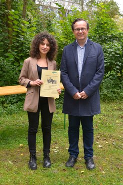 Francesca Rizzo mit dem geschäftsführenden Direktor Volker Springel.
