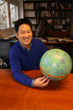 MPA-Direktor Eiichiro Komatsu mit einem "CMB-Ball".