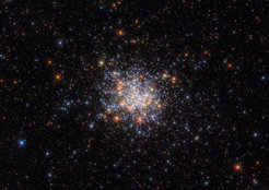 Der offene Sternhaufen NGC 1755 befindet sich in der Nachbargalaxie der Milchstraße, der Großen Magellanschen Wolke, und hat einen Durchmesser von 120 Lichtjahren. Das Hubble-Weltraumteleskop der NASA/ESA blickte in das Herz von NGC 1755, um besser zu verstehen, wie verschiedene Populationen von Sternen in einem einzigen Haufen koexistieren können.