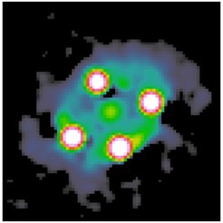 Infrarotbild des Kleeblatts vom Hubble-Weltraumteleskop: Es handelt sich um eine Gravitations-Fata-Morgana, bei der man vier Bilder des punktförmigen Quasars sehen kann.