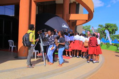 Rund 1000 Menschen, viele aus ugandischen Schulen und Universitäten, besuchten das mobile Planetarium während des STEAM-Festivals an der Kyambogo University.