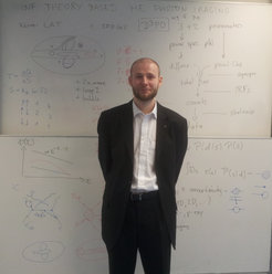 Abb 3: Marco Selig nach seiner mit Auszeichnung bestandenen Promotionsprüfung an der Ludwig-Maximilians-Universität.