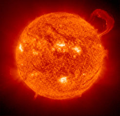 Ein Bild der Sonne (in He II 304 Å) vom 14. September 1999 vom Extreme ultraviolet Imaging Telescope (EIT) an Bord des Solar and Heliospheric Observatory (SOHO).