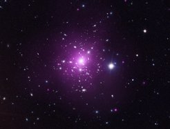 Abbildung 1: Bild von Abell 383, zusammengesetzt aus optischen und Röntgenaufnahmen. Abell 383 ist einer der sieben großen Galaxienhaufen, die in der Studie von Newman et al. betrachtet wurden. Dieses Bild zeigt die Röntgenemission des heißen Elektronengas im Haufen (in lila), dessen Haufengalaxien und ihrer zentralen BCG-Galaxie, um die eine diffuse Ansammlung von Sternen zu sehen ist.