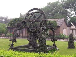 Chinese Astronomie gab es schon lange vor der Neuzeit, wie aus dieser Armillarsphäre aus der Ming-Dynastie ersichtlich. In ihrer modernen Form allerdings entwickelte sie sich im letzten Vierteljahrhundert rasant weiter, nach längeren Aufenthalten vieler ihrer Wissenschaftler im Westen.