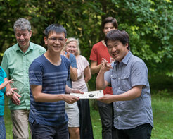 Auch dem zweiten Preisträger Chia-Yu Hu gratuliert Eiichiro Komatsu.