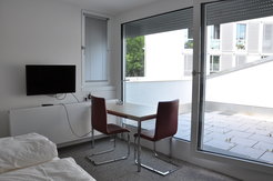 Fernseher, Stühle, Tisch, Terrasse