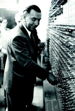 Computer pioneer Heinz Billing with his G3 calculation engine being decommissioned after 12 years of operation in 1972.