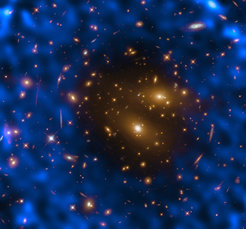 Das Bild zeigt die Messung des SZ-Effekts im Galaxienhaufen RX J1347.5-1145 mit ALMA (blau). Das Hintergrundbild wurde vom Hubble-Weltraumteleskop aufgenommen. Die ALMA-Beobachtungen zeigen ein "Loch", das durch den SZ-Effekt verursacht wird.