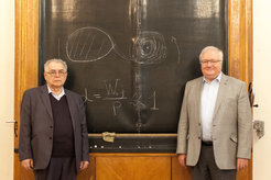 Nikolay Shakura und Rashid Sunyaev erhielten den russischen Staatspreis in Wissenschaft und Technologie für ihre wegweisende Arbeit über "Black holes in binary systems. Observational appearance" aus dem Jahr 1973.