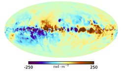 Abb. 2: Himmelskarte des Faraday-Effektes der Milchstraße. Diese zeigt die Sichtlinienkomponente des galaktischen Magnetfeldes gewichtet mit der Menge der thermischen Elektronen an, aufsummiert für jede Sichtlinie durch die Milchstraße. Himmelsregion, in den das Magnetfeld vorwiegend auf uns gerichtet ist, sind rot und Regionen, in denen es von uns weg zeigt, sind blau.