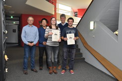 Die beiden Preisträger Dijana Vrbanec (mitte) und Titouan Lazeyras (rechts) mit den MPA-Direktoren Volker Springel, Eiichiro Komatsu und Simon White (hinten, von links).