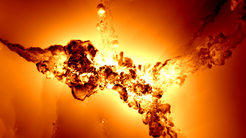 Visualisierung des Gasgeschwindigkeitsfeldes in einem dünnen Schnitt mit einer Dicke von 100 Kiloparsec (in der Blickrichtung). In der Bildmitte ist der zweitschwerste Galaxienhaufen in der TNG100 Simulation zu sehen. In schwarzen Bildbereichen bewegt sich das Gas kaum, während es in den weißen Regionen mit Geschwindigkeiten von mehr als 1000 km/s strömt. Das Bild zeigt die deutlichen Unterschiede zwischen der Bewegung des Gases in den kosmischen Filamenten und den schnellen, chaotischen Bewegungen, die durch das tiefe Gravitationspotential und das supermassereiche schwarze Loch in dessen Zentrum hervorgerufen werden.