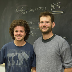 Die diesjährigen Gewinner des Universe PhD Awards sind Titouan Lazeyras (links) und Bernhard Flierl (rechts).