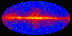 Der Gammastrahlenhimmel, aufgezeichnet vom Fermi-Satelliten. Das Band in der Mitte ist die Scheibe unserer Milchstraße. Die in dieser Studie verwendeten Blazare sind mit grünen Punkten markiert.