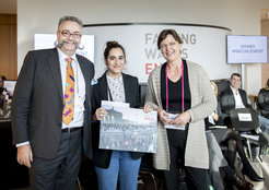 Prize winner Francesca Fragkoudi with Johannes Vogel (Museum für Naturkunde Berlin) and Uta-Micaela Dürig (Robert-Bosch-Stiftung), both members of the jury.