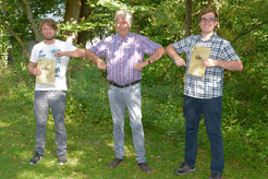 Die beiden Preisträger Simon Huber (links) und Andreas Flörs (rechts) mit dem emertierten MPA-Direktor Simon White.