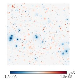 Eine aus Simulationen generierte synthetische Karte des kSZ-Effekts. Galaxienhaufen, die sich von uns weg (auf uns zu) bewegen, induzieren blaue (rote) Flecken auf dieser sekundären Anisotropiekarte der CMB-Temperatur.