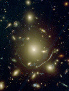 Sterne beeinflussen zentrale Verteilung der Dunklen Materie in Galaxienhaufen