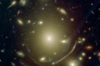 Sterne beeinflussen zentrale Verteilung der Dunklen Materie in Galaxienhaufen
