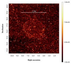 Abb. 1 Röntgenbild der 8x8 Grad großen Region um SRGe J0023+3625, aufgenommen während der ersten drei Durchmusterungen von SRG/eROSITA. Die schwache ringförmige Struktur, die im Bild zu sehen ist, ist der neu entdeckte SNR-Kandidat – wahrscheinlich ein Überbleibsel der thermonuklearen Explosion eines kompakten Sterns im heißen Gas des Milchstraßenhalos.